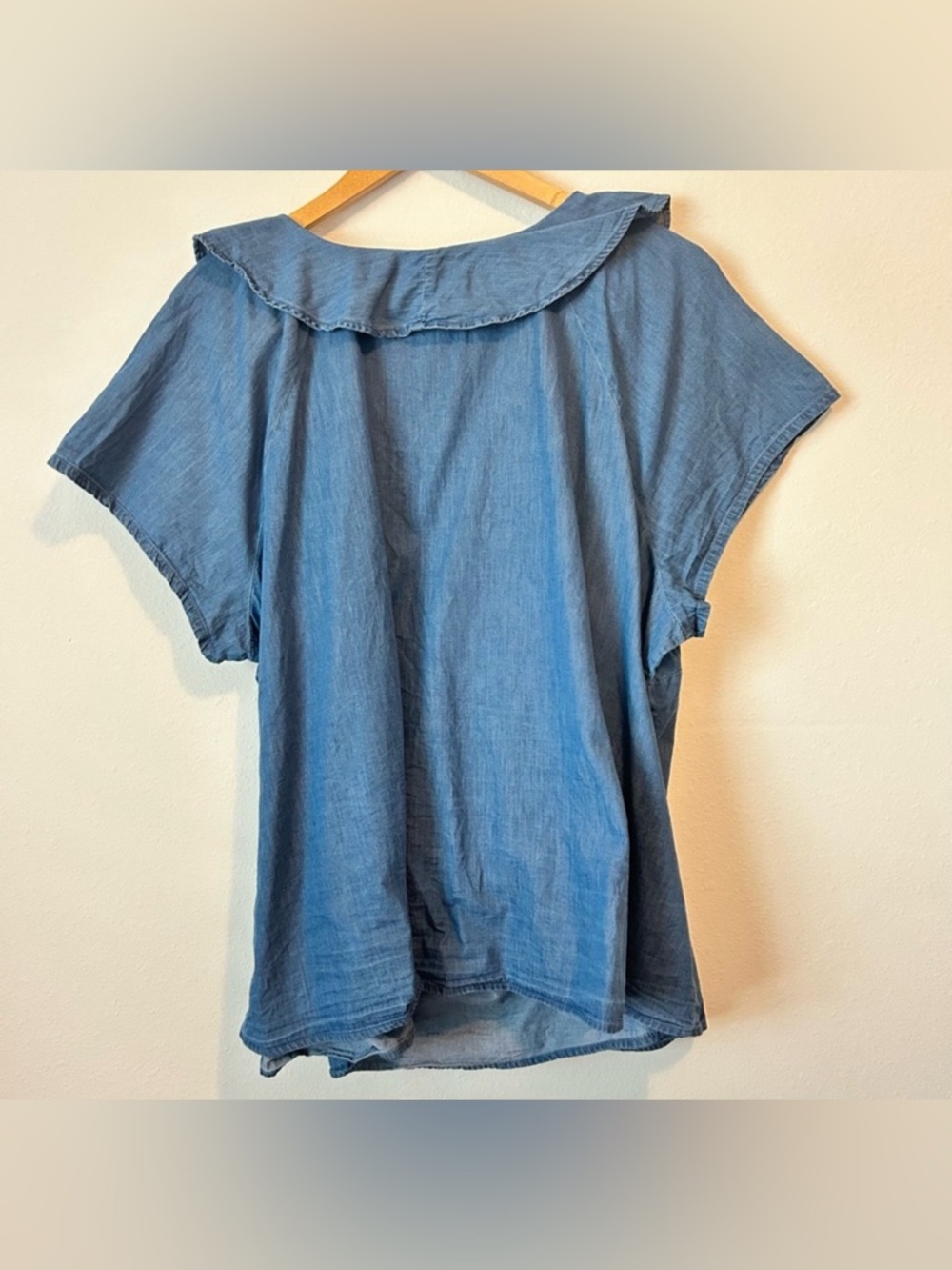 (A10) St. John's Bay Plus 2X Blue Chambray‎ Wrap Top Flutter Sleeve Denim Blouse - Picture 2 of 10